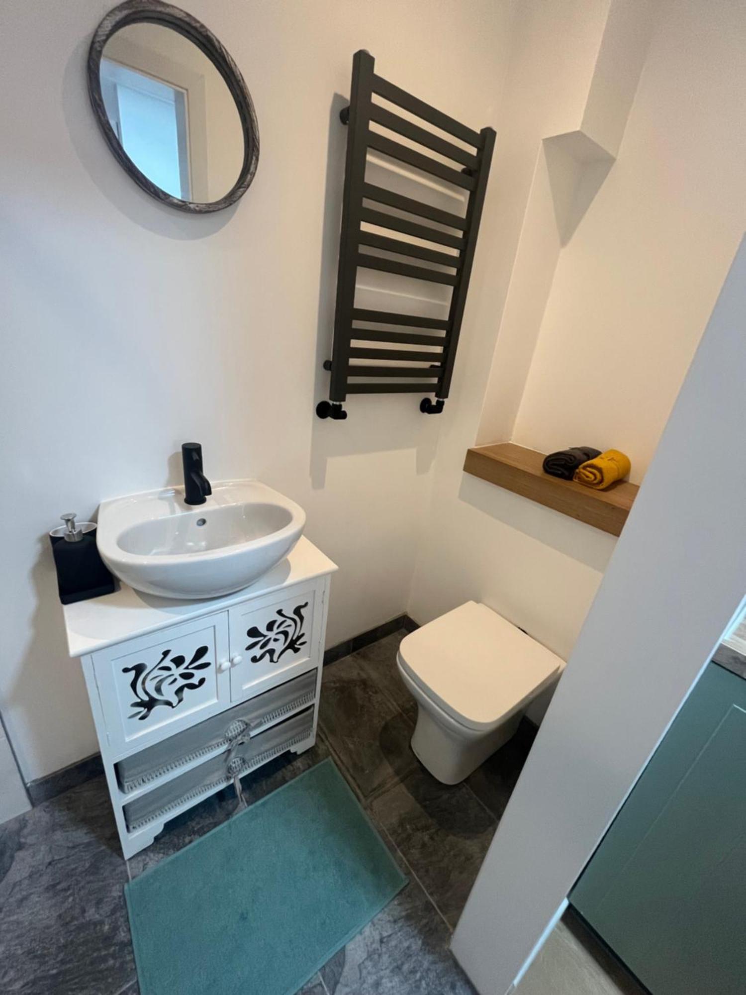 Teddington Little Gem Apartment London Bagian luar foto