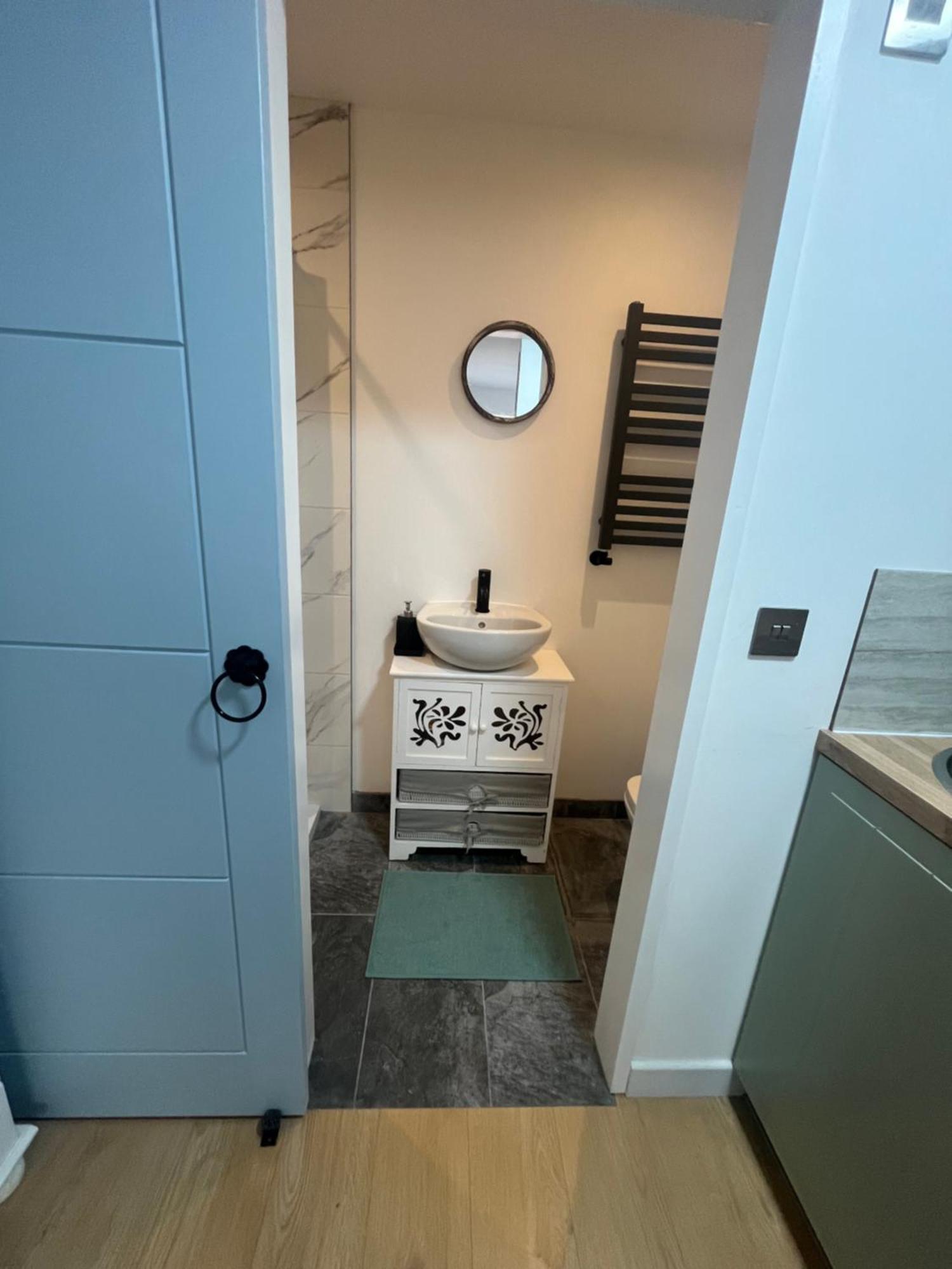 Teddington Little Gem Apartment London Bagian luar foto