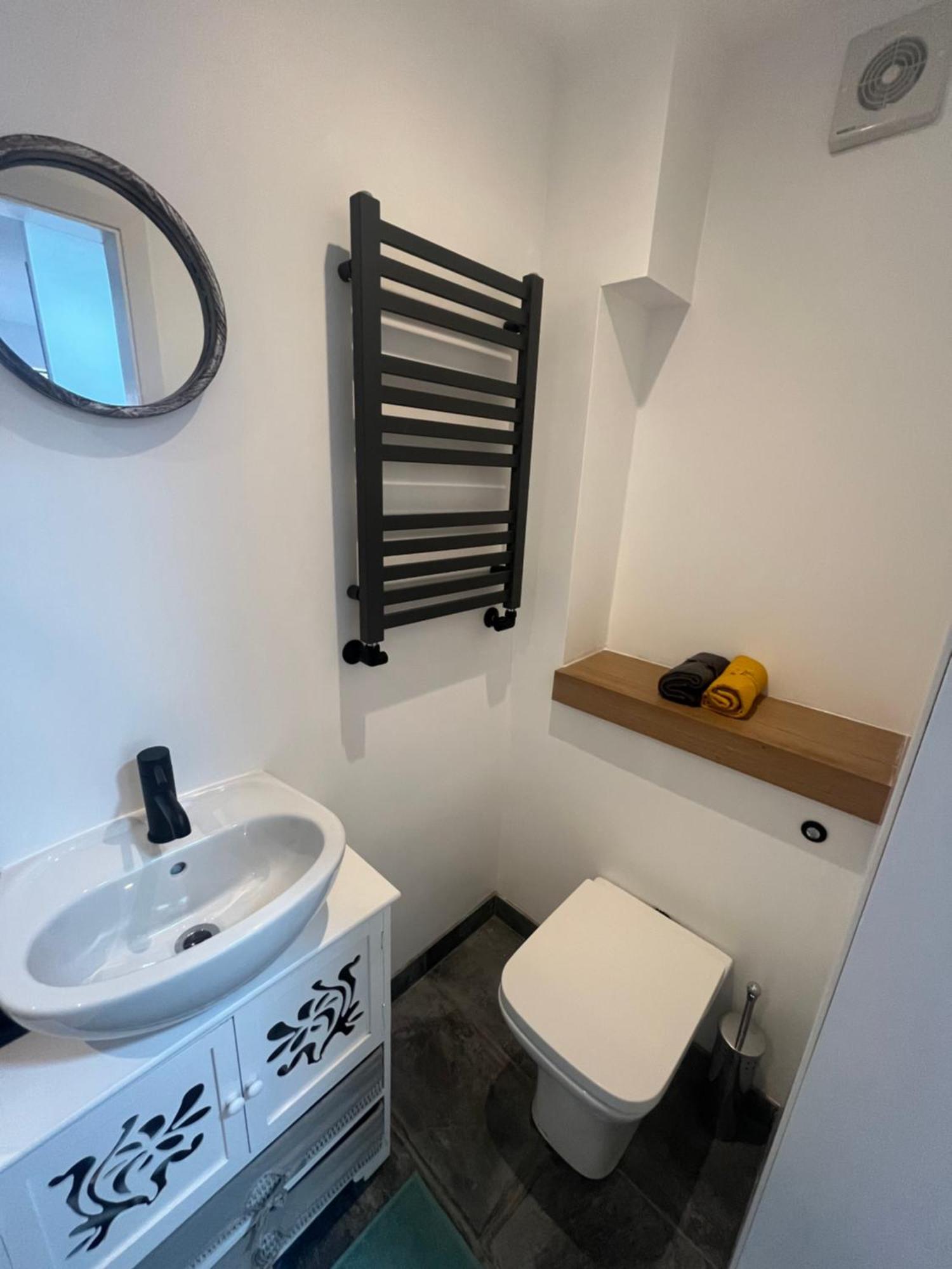 Teddington Little Gem Apartment London Bagian luar foto